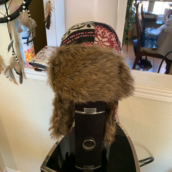 Hours women’s faux fur hat with thick warm ears - Picture 2 of 3